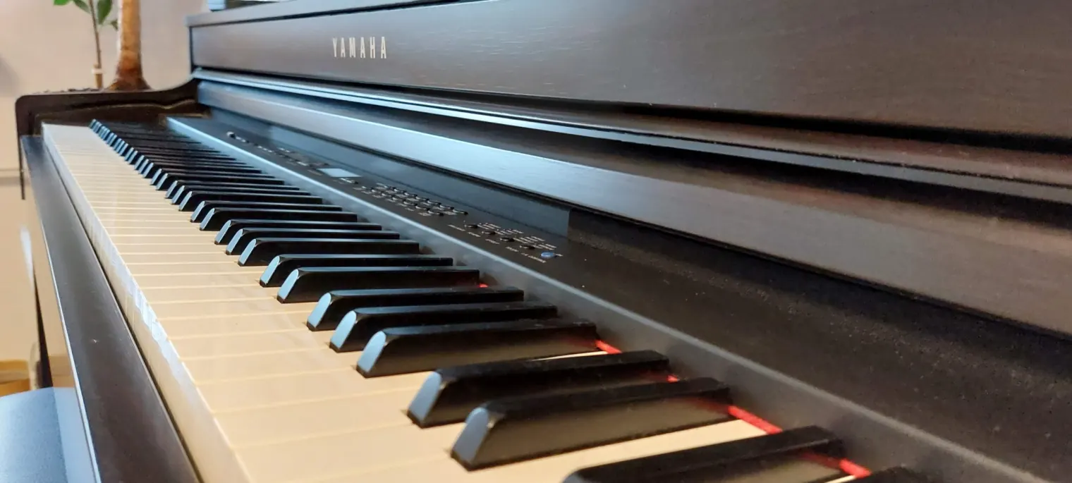 Клавиатура цифрового пианино Yamaha сбоку, при дневном свете